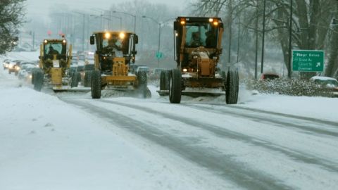 Tres barredoras de nieve limpiaban ayer la avenida Fleur de Des Moines, en el estado de Iowa.