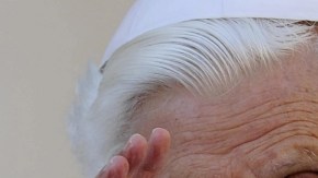 El papa Benedicto XVI saluda a los feligreses reunidos en la plaza de San Pedro en el Vaticano.