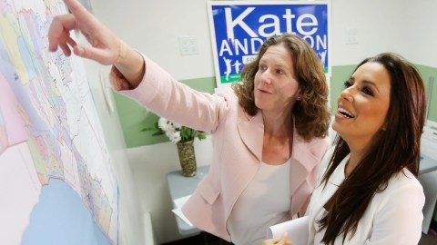 La candidata por el distrito 4 del LAUSD Kate Anderson, recibió esta semana el apoyo  de la actriz  Eva Longoria.
