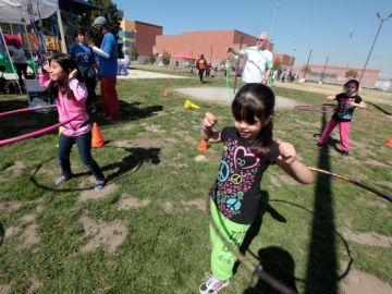 Isabel Gutiérrez (de) de 6 años, juega con el  hula hoop en el Centro Recreacional Green Meadows, en Los Ángeles.