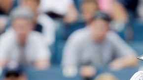 Curtis Granderson es alcanzado por un lanzamiento de  J.A. Happ, de Toronto, en el primer inning del juego de ayer en Tampa, Florida.