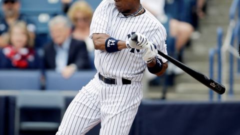 Curtis Granderson es alcanzado por un lanzamiento de  J.A. Happ, de Toronto, en el primer inning del juego de ayer en Tampa, Florida.