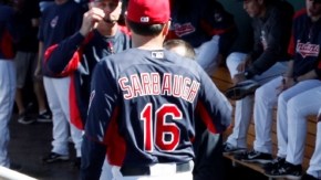 Terry Francona observa las primeras prácticas de los Indios.