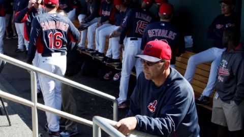Terry Francona observa las primeras prácticas de los Indios.