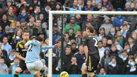 Carlos Tévez (32)  sacude su remate de derecha, pegado al palo,  para do- blegar  al portero Petr Cech,  del Chelsea,  ayer en el  Etihad Stadium.