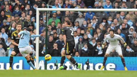 Carlos Tévez (32)  sacude su remate de derecha, pegado al palo,  para do- blegar  al portero Petr Cech,  del Chelsea,  ayer en el  Etihad Stadium.