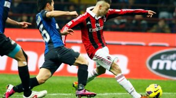 El Shaarawy (der.)   define sobre el cierre de  Yuto Nagatomo, del Inter,  para anotar el gol de Milan en el clásico de la 'madonnina' en Italia.