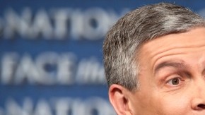 El secretario de Educación, Arne Duncan, habla en el programa de CBS's 'Face the Nation', en Washington. Advierte que 70 mil niños de familias de bajos ingresos perderían acceso a programas como Head Start.