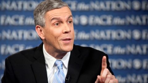 El secretario de Educación, Arne Duncan, habla en el programa de CBS's 'Face the Nation', en Washington. Advierte que 70 mil niños de familias de bajos ingresos perderían acceso a programas como Head Start.