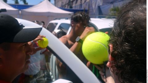El español Rafael Nadal firma autógrafos ayer después de  cumplir con sus entrenamientos durante su primer día en Acapulco.
