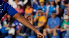 El argentino   Emanuel Villa (al frente) de Tigres, forcejea por el  control del esférico con  Gerardo Flores de  Cruz Azul.