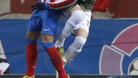 Radamel Falcao (izq.) del Atlético de Madrid y el portero del Espanyol, Kiko Casilla, disputan con intensidad el control del balón durante el encuentro de ayer.