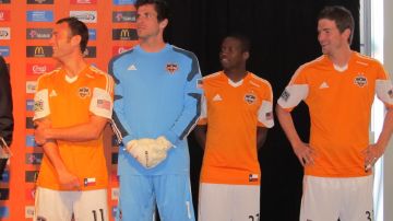 El Houston Dynamo presentó sus nuevos uniformes para la temporada 2013.