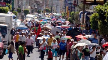 En Guerrero, maestros de la CETEG marcharon y realizaron un mitin en el zócalo de esta ciudad, para finalmente instalarse en paro estatal por tiempo indefinido, con plantones en las sedes de los poderes Legislativo y Ejecutivo.