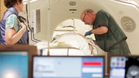 Un doctor examina a un paciente que padece cáncer de pulmón.