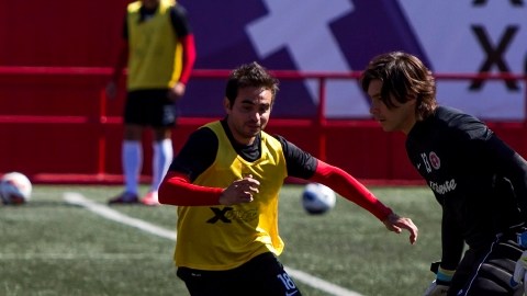 Cirilo Saucedo intenta atajar un balón, mientras lo observa Mohamed. Hoy se miden a San José en el Caliente.