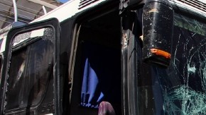 Así terminó uno de los autobuses que fueron apedreados el domingo por los seguidores del Rebaño tras el partido ante la Fiera.