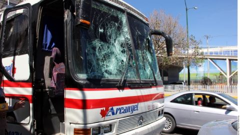 Así terminó uno de los autobuses que fueron apedreados el domingo por los seguidores del Rebaño tras el partido ante la Fiera.