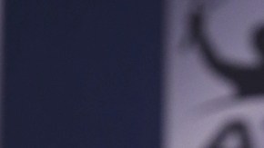 Roger Federer sirve una bola en el primer que lo sudó a mares.