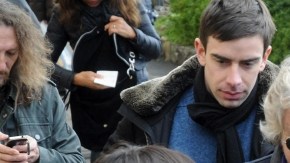 El líder del Movimiento 5 Estrellas, Beppe Grillo (cen.), responde preguntas  a la prensa a su llegada a un colegio electoral en la ciudad de Génova (Italia), ayer.