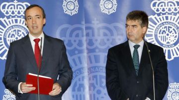 El secretario de Estado de Seguridad, Francisco Martínez (izq.), y el director de la Policía, Ignacio Cosidó, informan del operativo.