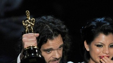 Sean Fine (izq.) y Andrew Nix Fine (der.), directores de 'Inocente', con la protagonista del documental,  Inocente Izúcar el domingo en los Oscar.