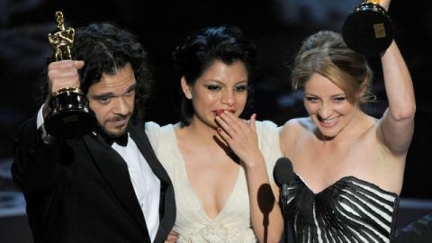 Sean Fine (izq.) y Andrew Nix Fine (der.), directores de 'Inocente', con la protagonista del documental,  Inocente Izúcar el domingo en los Oscar.