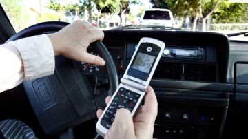 Legisladores de Texas analizan prohibir en el estado el uso de mensajes de texto en celulares al conducir automóviles.