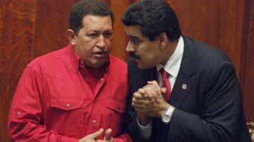 El vicepresidente venezolano Nicolás Maduro insiste en que Hugo Chávez  "imparte órdenes".