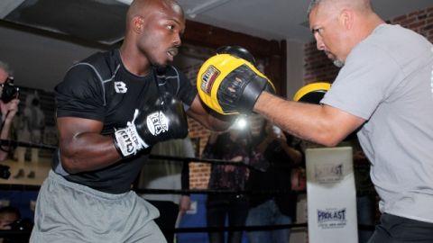 Timothy Bradley da los últimos toques a sus prácticas.