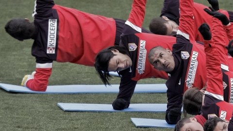 Jugadores del Atlético de Madrid, durante el entrenamiento  de ayer en el estadio Vicente Calderón de cara al duelo de hoy ante Sevilla.