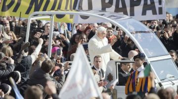 Hoy fue el último acto público de su pontificado en el Vaticano, que reunió en la plaza de San Pedro a más de 150.000 personas.