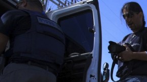 Un zapador de policía israelí recogía ayer los restos de un cohete que cayó junto a una carretera de Ashquelón, al sur de Israel.