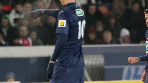 Zlatan Ibrahimovic (izq.) y David Beckham encabezaron la victoria del París SG,  ante el Marsella,    en el Parque de  los Príncipes  en París.