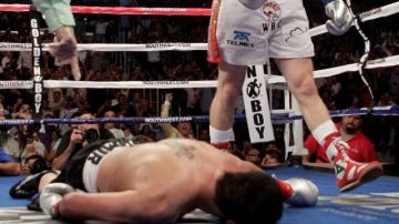 El boxeador se fue a la suelo sin recibir un golpe.
