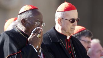 "Sede Vacante": el gobierno provisional de Iglesia reside en el cardenal camarlengo Tarcisio Bertone, en la foto con el cardenal "favorito" Peter Turkson, de Ghana.