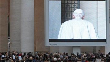 Desde primeras horas del día, vecinos de pueblo y fieles venidos de toda Italia y del extranjero aguardaron en la plaza la llegada y saludo del Papa.