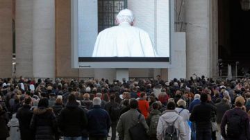 Desde primeras horas del día, vecinos de pueblo y fieles venidos de toda Italia y del extranjero aguardaron en la plaza la llegada y saludo del Papa.