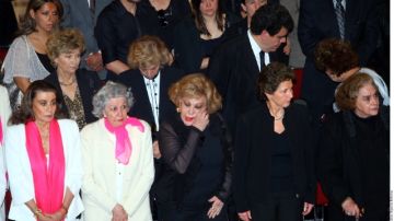 Carmen Montejo fue homenajeada el miércoles en el Palacio de Bellas Artes, ante la presencia de figuras como Silvia Pinal(tercera de izq. a der.), Diana Bracho y Laura Zapata, entre otros.
