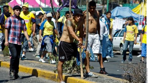 Los aficionados revoltosos del América tendrán que ver mañana el 'Clá- sico Joven' por televisión porque no podrán entrar al Azteca.