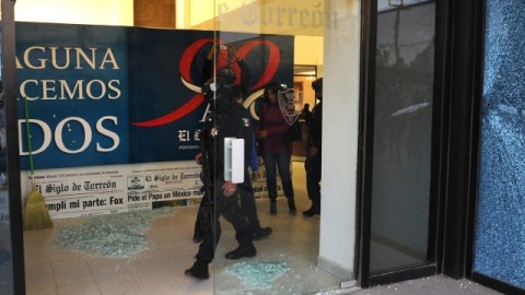 Varios policías inspeccionaban la sede del diario mexicano 'El Siglo de Torreón' después de un ataque el miércoles en Torreón, México.