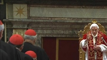 El Papa Benedicto XVI en su último encuentro con los cardenalas en el Vaticano antes de renunciar.