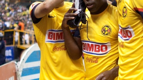 El artillero ecuatoriano Christian Benítez (centro) celebra una anotación  de las Aguilas junto a Efraín Juárez (izq.) y  Jesús Molina en la Liga MX.