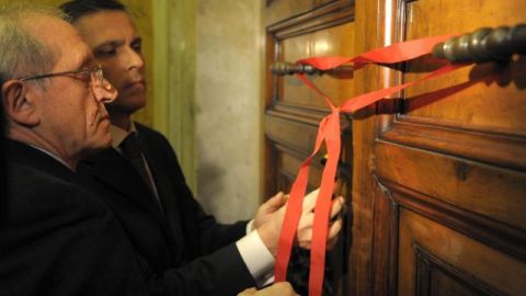 Personal del vaticano revisan el precinto del apartamento papal en el Vaticano, pocos minutos después de que Benedicto XVI dejara de ser Papa.