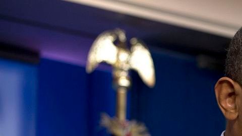 Muy a su pesar, Barack Obama firma orden que da luz verde a recortes fiscales de 2013.