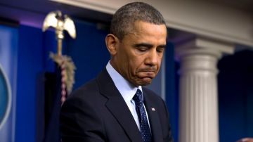 Muy a su pesar, Barack Obama firma orden que da luz verde a recortes fiscales de 2013.
