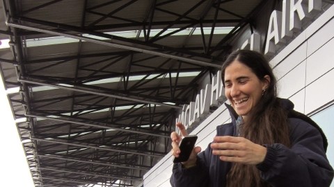 La disidente cubana Yoani Sánchez, una de las voces más mediáticas de Cuba, a su llegada al aeropuerto de Praga.