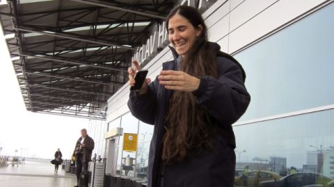 La disidente cubana Yoani Sánchez, una de las voces más mediáticas de Cuba, a su llegada al aeropuerto de Praga.