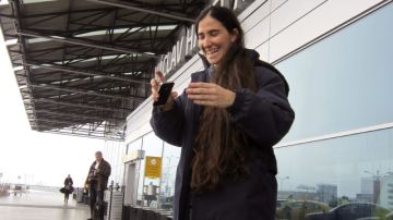 La disidente cubana Yoani Sánchez, una de las voces más mediáticas de Cuba, a su llegada al aeropuerto de Praga.