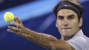 El tenista suizo Roger Federer realiza un saque durante el partido de ayer en Dubai que disputó  contra   Marcel Granollers.